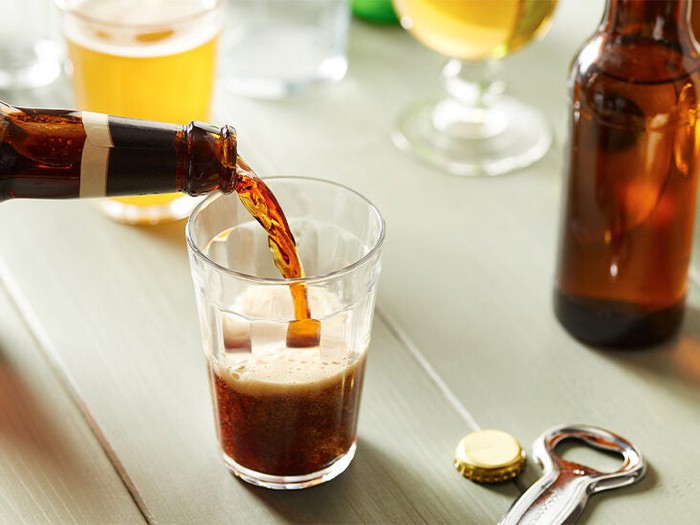 beer pouring glass 732x549 thumbnail 732x549 16732496394391415112128 - 2 đồ uống có ga có thể hủy hoại sức khỏe đường ruột của bạn đến không ngờ