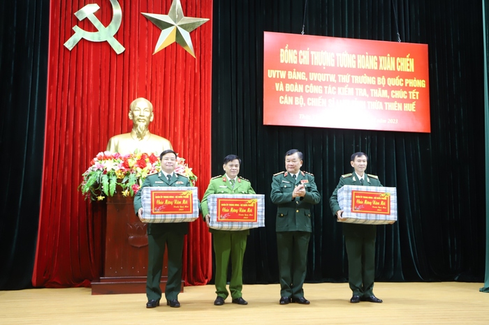 Thứ trưởng Bộ Quốc phòng Hoàng Xuân Chiến cùng Chủ tịch Hội LHPN Việt Nam thăm và chúc tết Lực lượng vũ trang tỉnh Thừa Thiên Huế - Ảnh 3.