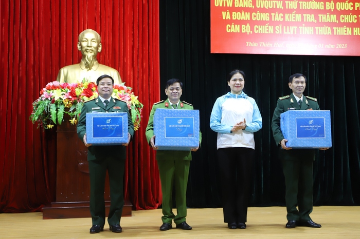 Thứ trưởng Bộ Quốc phòng Hoàng Xuân Chiến cùng Chủ tịch Hội LHPN Việt Nam thăm và chúc tết Lực lượng vũ trang tỉnh Thừa Thiên Huế - Ảnh 4.