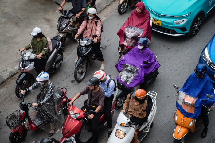 Hà Nội: Không khí lạnh tăng cường kèm mưa, người dân mặc thêm áo khoác ra đường - Ảnh 9.