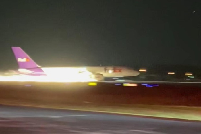 Khoảnh khắc kinh hoàng máy bay hạ cánh bằng bụng, lửa tóe ra như pháo sáng trên đường băng - Ảnh 2.