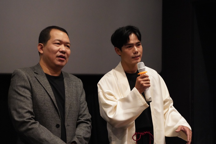 Đạo diễn Lương Đình Dũng và diễn viên Quốc Toàn trong buổi ra mắt phim