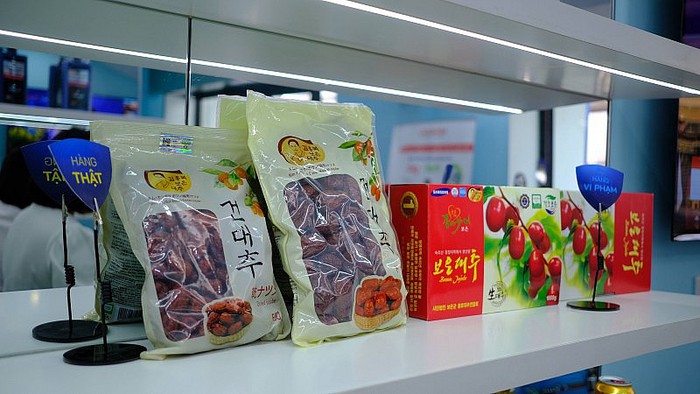 Táo đỏ Hàn Quốc bán tràn lan ở Việt Nam đa phần là hàng giả - Ảnh 1.