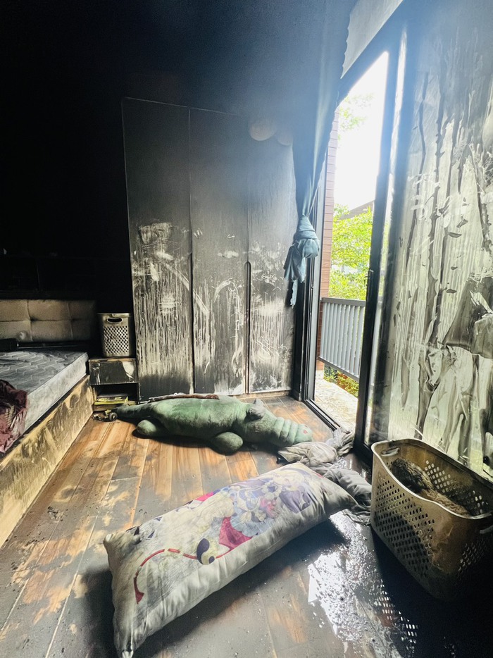 Cận cảnh hiện trường căn nhà 3 tầng bị cháy khiến 2 cháu bé tử vong ở Đà Nẵng - Ảnh 10.