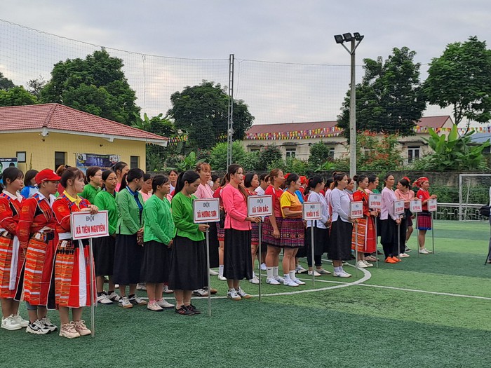 Quang Bình (Hà Giang): 9 đội tham gia “Giải bóng đá nữ, đá bay định kiến” - Ảnh 1.