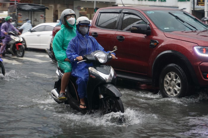 Giao thông rối loạn, ô tô &quot;bơi&quot; giữa phố do mưa lớn, Đà Nẵng cho học sinh nghỉ học - Ảnh 12.