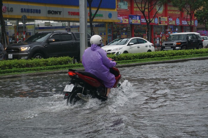 Giao thông rối loạn, ô tô &quot;bơi&quot; giữa phố do mưa lớn, Đà Nẵng cho học sinh nghỉ học - Ảnh 16.