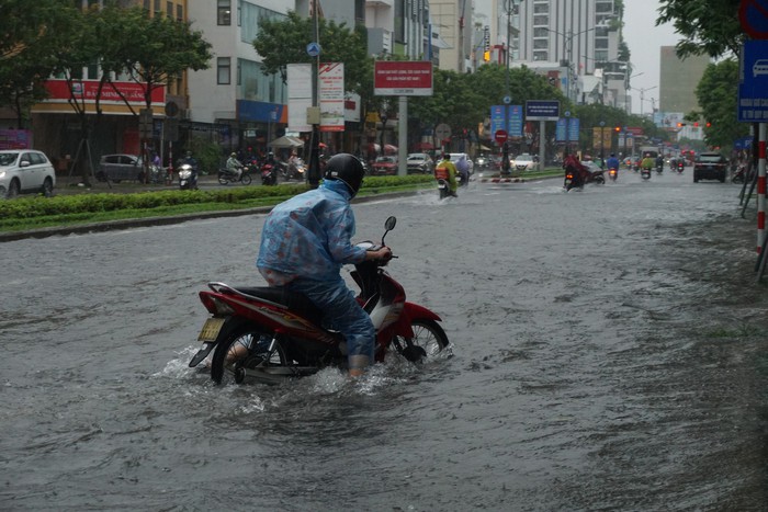 Giao thông rối loạn, ô tô &quot;bơi&quot; giữa đường phố Đà Nẵng do mưa lớn - Ảnh 4.