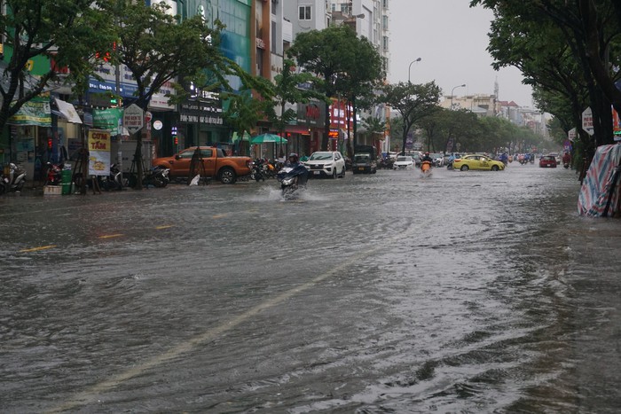 Giao thông rối loạn, ô tô &quot;bơi&quot; giữa phố do mưa lớn, Đà Nẵng cho học sinh nghỉ học - Ảnh 17.