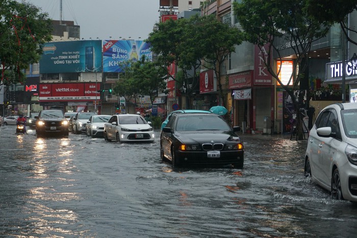 Giao thông rối loạn, ô tô &quot;bơi&quot; giữa đường phố Đà Nẵng do mưa lớn - Ảnh 8.