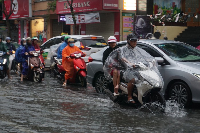 Giao thông rối loạn, ô tô &quot;bơi&quot; giữa đường phố Đà Nẵng do mưa lớn - Ảnh 3.