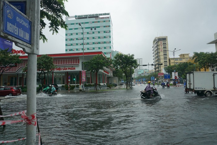 Giao thông rối loạn, ô tô &quot;bơi&quot; giữa đường phố Đà Nẵng do mưa lớn - Ảnh 2.