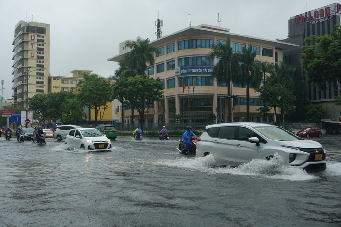 Giao thông rối loạn, ô tô &quot;bơi&quot; giữa đường phố Đà Nẵng do mưa lớn - Ảnh 6.