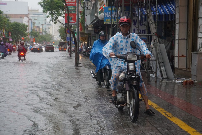 Giao thông rối loạn, ô tô &quot;bơi&quot; giữa phố do mưa lớn, Đà Nẵng cho học sinh nghỉ học - Ảnh 10.