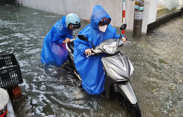 Giao thông rối loạn, ô tô &quot;bơi&quot; giữa đường phố Đà Nẵng do mưa lớn - Ảnh 5.