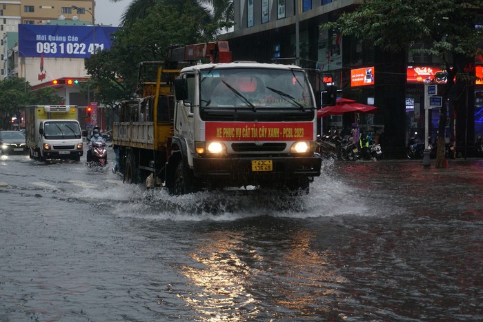 Giao thông rối loạn, ô tô &quot;bơi&quot; giữa phố do mưa lớn, Đà Nẵng cho học sinh nghỉ học - Ảnh 14.