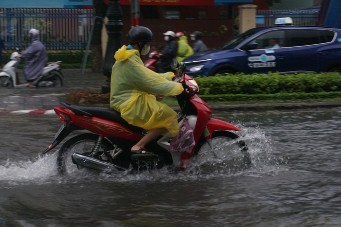 Giao thông rối loạn, ô tô &quot;bơi&quot; giữa phố do mưa lớn, Đà Nẵng cho học sinh nghỉ học - Ảnh 15.