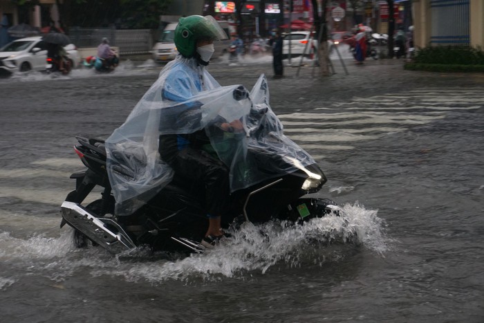 Giao thông rối loạn, ô tô &quot;bơi&quot; giữa phố do mưa lớn, Đà Nẵng cho học sinh nghỉ học - Ảnh 11.