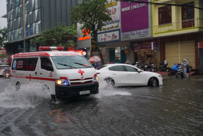 Giao thông rối loạn, ô tô &quot;bơi&quot; giữa đường phố Đà Nẵng do mưa lớn - Ảnh 7.