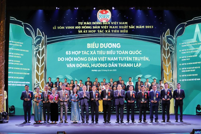 Biểu dương 100 nông dân Việt Nam xuất sắc và 63 hợp tác xã tiêu biểu toàn quốc - Ảnh 1.