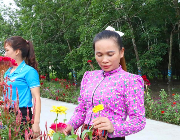 Bình Phước: Phụ nữ chung tay tạo cảnh quan xanh - sạch - đẹp góp phần xây dựng nông thôn mới   - Ảnh 1.