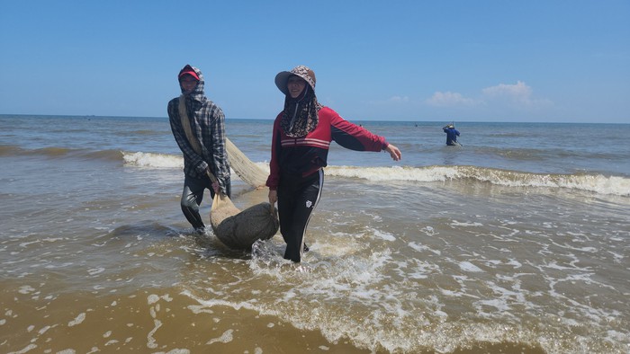 Săn “lộc biển”, ngư dân Hà Tĩnh bỏ túi tiền triệu 
mỗi ngày - Ảnh 4.