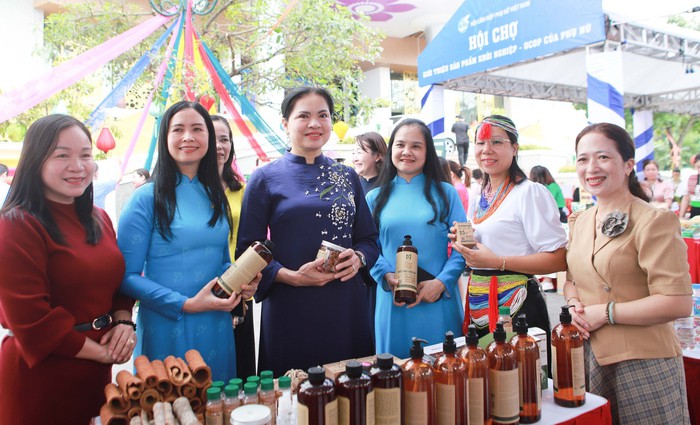 Chủ tịch Hội LHPN Việt Nam thăm quan hội chợ OCOP và động viên phụ nữ khởi nghiệp  - Ảnh 2.