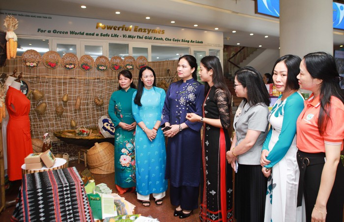 Chủ tịch Hội LHPN Việt Nam thăm quan hội chợ OCOP và động viên phụ nữ khởi nghiệp  - Ảnh 6.
