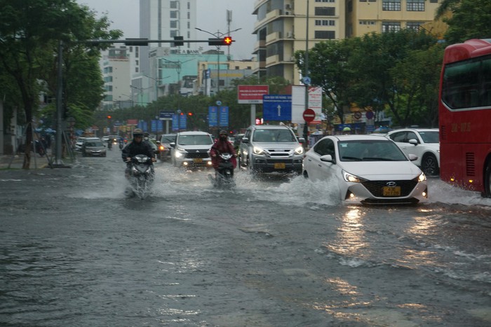 Giao thông rối loạn, ô tô &quot;bơi&quot; giữa đường phố Đà Nẵng do mưa lớn - Ảnh 1.