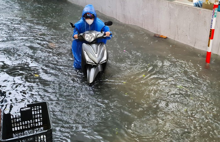 Giao thông rối loạn, ô tô &quot;bơi&quot; giữa phố do mưa lớn, Đà Nẵng cho học sinh nghỉ học - Ảnh 6.