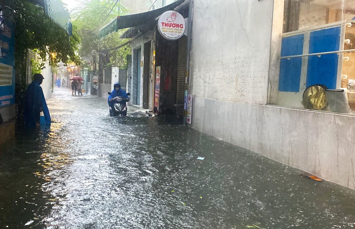 Giao thông rối loạn, ô tô &quot;bơi&quot; giữa phố do mưa lớn, Đà Nẵng cho học sinh nghỉ học - Ảnh 5.