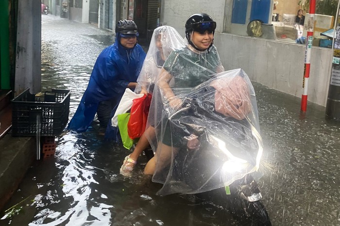 Giao thông rối loạn, ô tô &quot;bơi&quot; giữa phố do mưa lớn, Đà Nẵng cho học sinh nghỉ học - Ảnh 13.