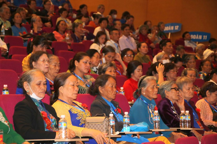 Gần 400 nữ cựu tù binh trại giam Phú Tài hội tụ sau 50 năm ngày trở về đời thường - Ảnh 3.