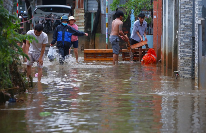 Nhiều nơi ở &quot;rốn lũ&quot; Đà Nẵng vẫn ngập, người dân 3 ngày chưa được về nhà - Ảnh 5.