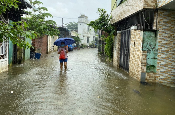 Nhiều nơi ở &quot;rốn lũ&quot; Đà Nẵng vẫn ngập, người dân 3 ngày chưa được về nhà - Ảnh 14.