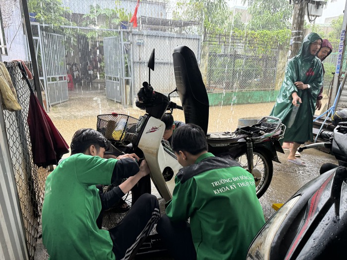 Sinh viên cắm chốt ở &quot;rốn ngập&quot; Đà Nẵng, sửa xe miễn phí cho người dân - Ảnh 4.