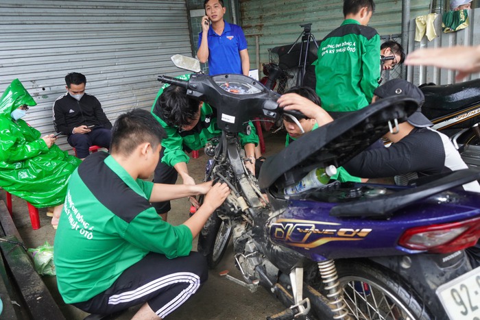 Sinh viên cắm chốt ở &quot;rốn ngập&quot; Đà Nẵng, sửa xe miễn phí cho người dân - Ảnh 5.