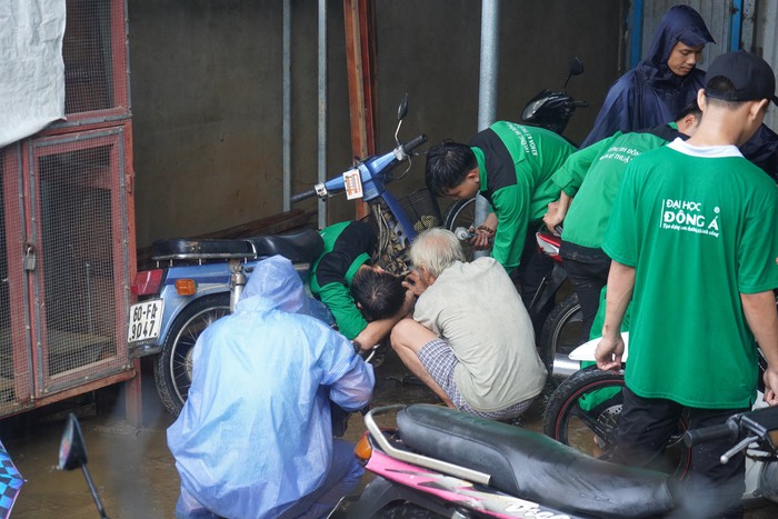 Sinh viên cắm chốt ở &quot;rốn ngập&quot; Đà Nẵng, sửa xe miễn phí cho người dân - Ảnh 6.