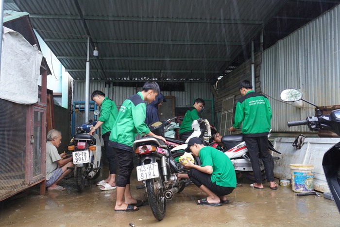 Sinh viên cắm chốt ở &quot;rốn ngập&quot; Đà Nẵng, sửa xe miễn phí cho người dân - Ảnh 1.