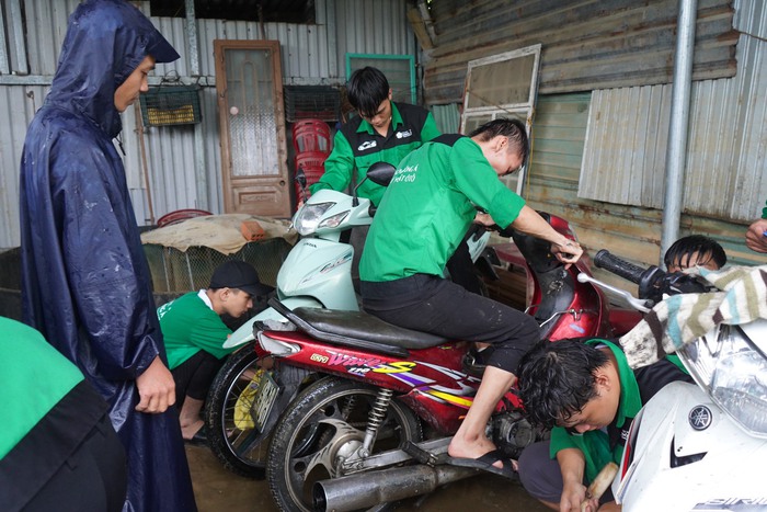 Sinh viên cắm chốt ở &quot;rốn ngập&quot; Đà Nẵng, sửa xe miễn phí cho người dân - Ảnh 10.