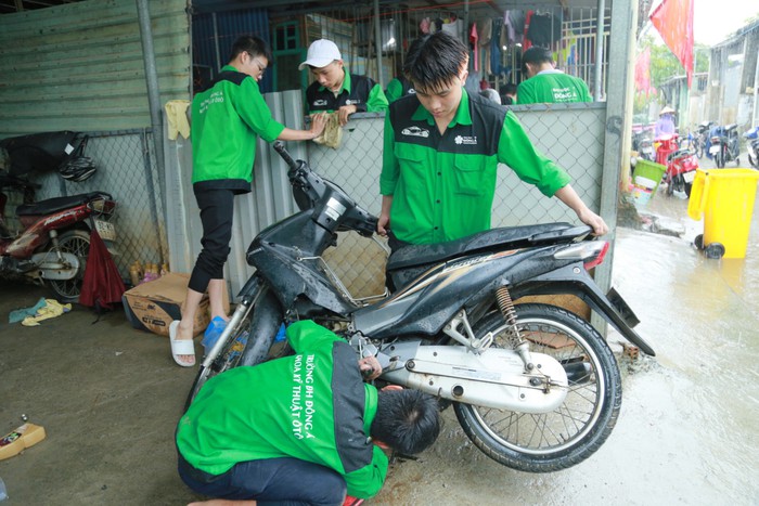 Sinh viên cắm chốt ở &quot;rốn ngập&quot; Đà Nẵng, sửa xe miễn phí cho người dân - Ảnh 7.