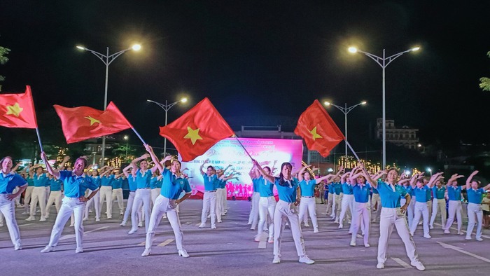 Quảng Ninh: 190.000 phụ nữ đồng diễn dân vũ  - Ảnh 2.