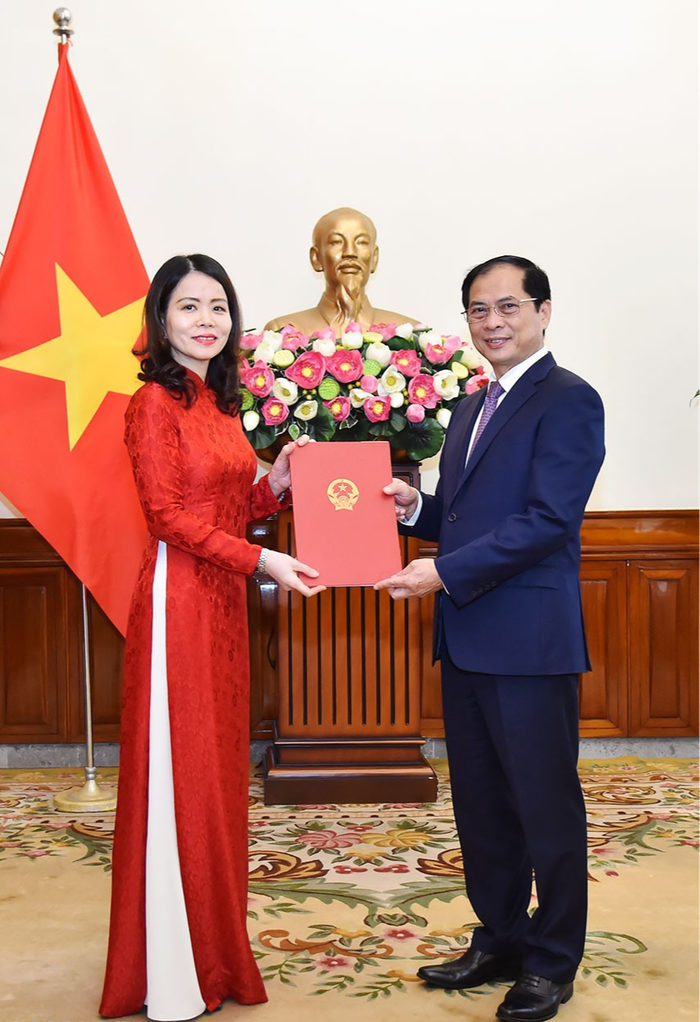 Bộ trưởng Ngoại giao Bùi Thanh Sơn chúc mừng tân Thứ trưởng Ngoại giao Nguyễn Minh Hằng (Ảnh: Cổng TTĐT Chính phủ)