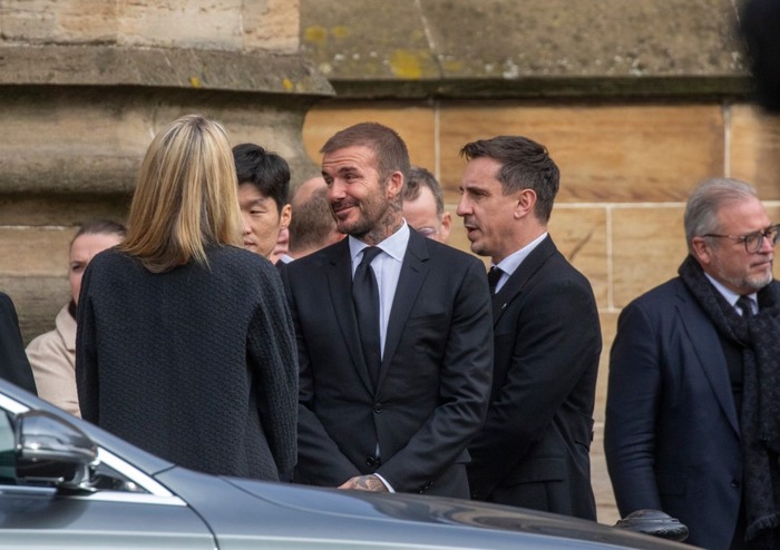 David Beckham và các huyền thoại bóng đá buồn bã tiễn biệt vợ HLV Sir Alex - Ảnh 2.