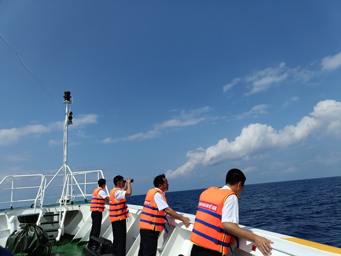 Khẩn trương tìm kiếm, cứu nạn 15 ngư dân mất tích do tàu cá bị sóng đánh chìm  - Ảnh 1.