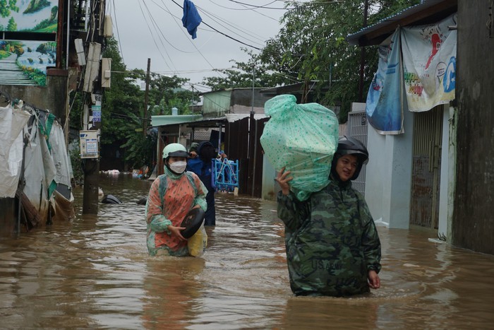 Người dân Đà Nẵng lại tất tả chạy lũ: &quot;Vừa dọn bùn xong thì nước lại tràn vào nhà&quot; - Ảnh 8.