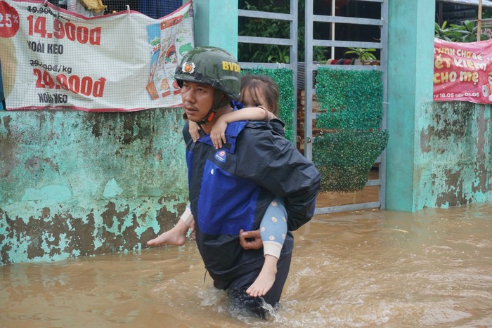 Người dân Đà Nẵng lại tất tả chạy lũ: &quot;Vừa dọn bùn xong thì nước lại tràn vào nhà&quot; - Ảnh 7.