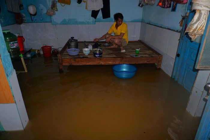 Người dân Đà Nẵng lại tất tả chạy lũ: &quot;Vừa dọn bùn xong thì nước lại tràn vào nhà&quot; - Ảnh 4.