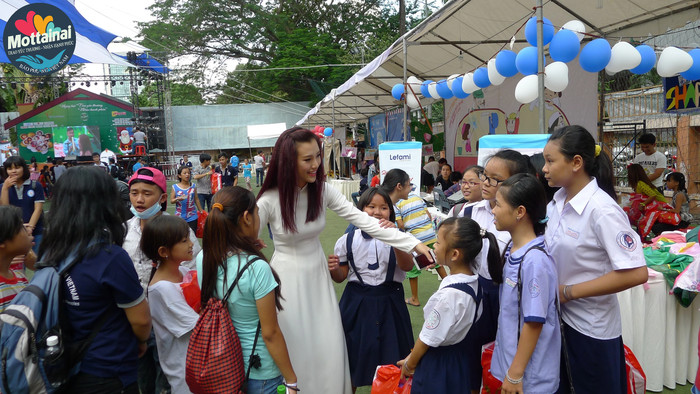 MC Hoàng Oanh thấy vui khi Chương trình Mottainai ngày càng thu hút được nhiều tấm lòng nhân ái - Ảnh 1.