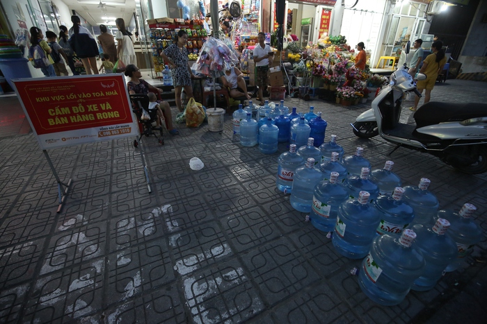 Cư dân Khu đô thị Thanh Hà mong nước “hơn mong mẹ đi chợ về” - Ảnh 5.